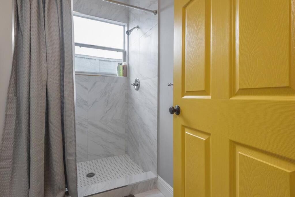 Gambino Getaway Shotgun Style Apt In The Heart Of Ybor City แทมปา ภายนอก รูปภาพ